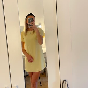 Klänning - Klänning från Nelly! Jag är 172cm ❣️