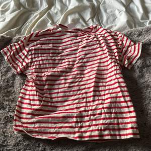En röd vit randig tshirt från zara barn men passar en xs - s, jättesöt men använder inte