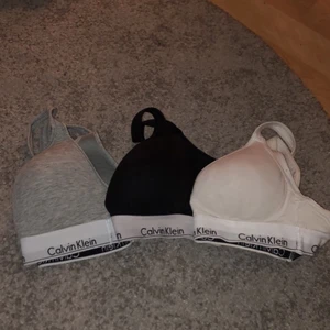 Calvin Klein bh - 3st jättefina Ck bh:ar som är välanvända men saknar tecken på slitage☺️ Inga skador, men den vita är lite urtvättad, men inget annat🤍 Älskar dessa, men måste sälja då dem tyvärr blivit för små. 💗💗60kr styck💗💗(KÖP ALLA FÖR 150kr)🤍