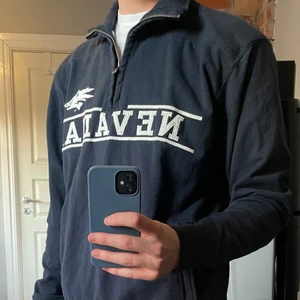 Vintage  sweatshirt - Vintage college sweatshirt. Strlk - M kan passa S.                Inga märken eller skador. Bekväm och snygg.                       -köparen står för frakten 📮