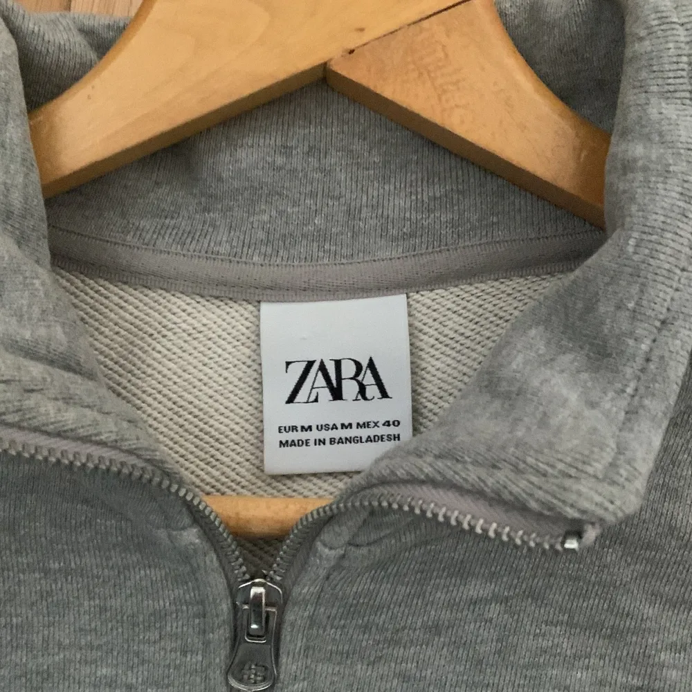 Half zip grå i sweatshirttyg från Zara. Passformen upplevs aningen relaxed. OBS att färgen på tröjan är grå. Nyskick. Tröjor & Koftor.