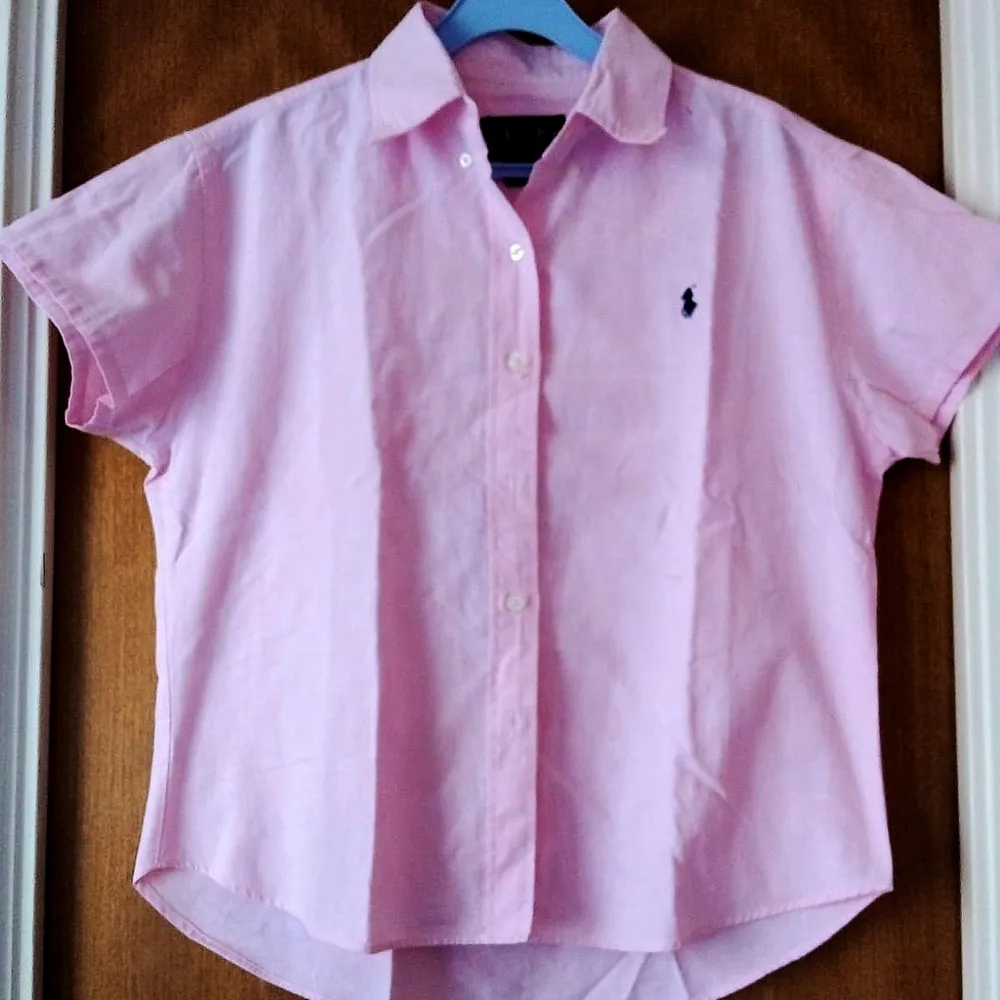 Ny/oanvänd Ralph Lauren pike i snygg ljus rosa samt skönt luftigt material, perfekt nu för kommande sommartider. Säjes då den aldrig används och kan ev glädjas någon annan.                   STORLEK. Medium (små i stotlekarna), som Small. Köptes för 689:-. Fler bilder kan skickas vid intress📦💌🛍️. Skjortor.