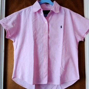 Ralph Lauren Piké  - Ny/oanvänd Ralph Lauren pike i snygg ljus rosa samt skönt luftigt material, perfekt nu för kommande sommartider. Säjes då den aldrig används och kan ev glädjas någon annan.                   STORLEK. Medium (små i stotlekarna), som Small. Köptes för 689:-. Fler bilder kan skickas vid intress📦💌🛍️