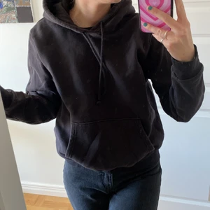 Hoodie - Svart hoodie från HM! 💕 storlek L men passar S/M!