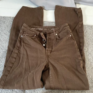 Bruna jeans  - Bruna jeans ifrån bikbok! I nyskick!!