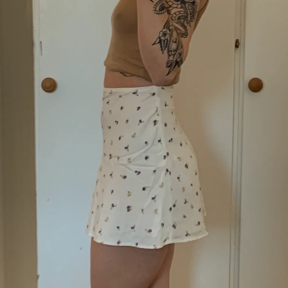 Super somrig kjol från H&M. Sitter bra på mej som är XS ✨. Kjolar.