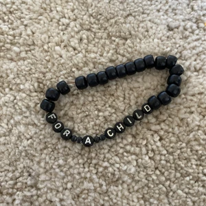 Svart armband - Ett svart armband med pärlor på. Bra present till pappor🎁💐💝🧧