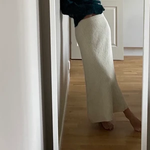 Weekday - ❌lånad bild❌ denna kjol köpt på PLICK som tyvärr inte passade mig är från weekday, en lång sticka kjol som är besch/vit och passar fint till stranden. I storlek XS men passar också en S då materialet är strechigt. Säljer för 180kr