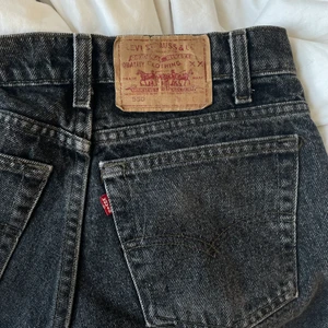Levis jeans lågmidjade - Svarta/gråa lådmidjade jeans från Levis!!❤️ tyvärr hade storleken suddats ut när jag köpte dem (köptes secondhand) så vet inte exakt storlek. Men jag normalt en 36/S i byxor, är 173cm lång. Budgivning!!!