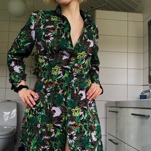 Mönstrad Kavaj - Lång kavaj i coolt mönster! Kan användas som klänning! Bra skick!