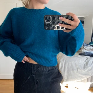 Tröja - Säljer denna underbara tröja från H&M som inte kommer till användning☺️ De är en storlek xs men skulle säga att den sitter som en S. 130kr plus frakt 66kr