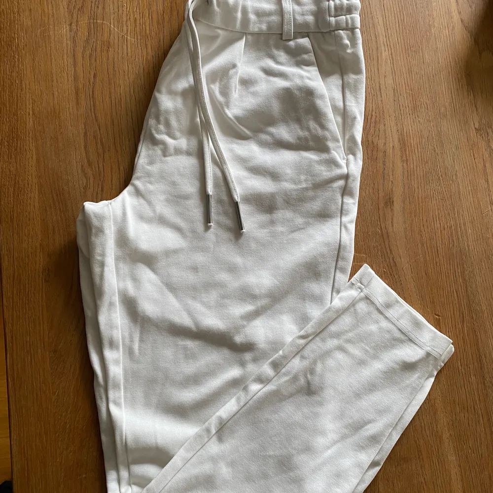 Mjuka härliga byxor från Only stl:S.Köparen står för frakten. . Jeans & Byxor.