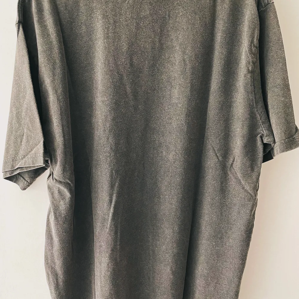 Black/grey graphic XL t-shirt, standard fit. Worn once or twice. Retail price ~350sek. T-shirts.