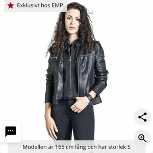 Biker jacka från EMP - Bikerjacka från emp som knappt är använd. Jackan är i strl S och har en luva till som kan dra av och på samt är tvättbar. Rätt dyr i inköp och la 2000 för den så säljer den för halva priset alltså 1000 kr. 🫶🏻