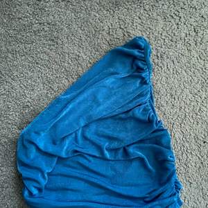 Säljer detta fina blåa linnet som är väldigt stretchig och fint. Har tyvär inte kommit till användning då det ej är min stil