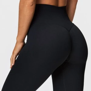 Alera scrunch tights stl S - Ett par svarta scrunch tights från Alera i stl S. Endast tränade i 1 gång men kände att de var lite för tighta på mig men scrunchen formar extremt fint. Nypris 699 kr säljes för 399 kr och köparen står för frakt 😊