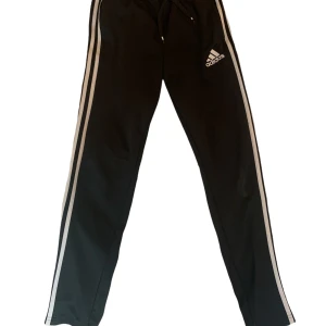 Adidas tränings byxor - Adidas byxor som funkar både till träning som till att mysa i. Har stängbara fickor samt öppningsbar ventilation. 