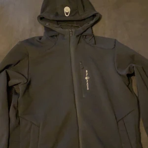 Sail Racing hoodie (svart) - Svart Sail Racing hoodie! Nypris: 1100kr. Storlek M. Använd ett fåtal gånger men är som nyskick. Plagget är garanterat ditt efter Swish!