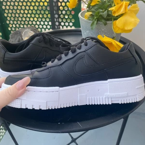 Nike Air Force 1 Pixel  - Nike Air Force 1 Pixel i storlek 39 köptes på Nike Store i Gallerian för 1 349 kr. Har använd dem två gånger. Kan mötas i Stockholm. Köparen står för frakten 99kr.