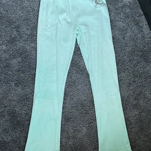 Juicy couture byxor - Använder tyvärr inte dessa mintgröna mysbyxor från juicy couture längre då dem är för små för mig och enbart använd fåtal gånger. Storlek Xs. Säljer dem för ett bra pris för att jag vill bli av med dem för dem ligger bara i lådan. Minsta fråga så är det bara att skriva.❤️ 