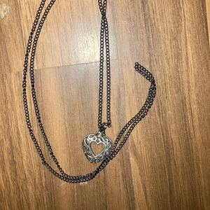 Halsband  - Ett fint hjärt smycke❤️ En svart kedja med ett silver hjärta på🥰 62 kr inklusive frakt 🥰 Betalas via swish❤️ Skriv till mig vid intresse 🥰❤️
