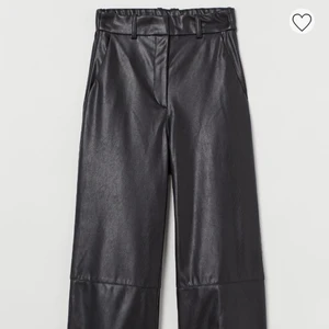 Högmidjade byxor  - Använda 1 gång. Som nya! sjukt tighta i midjan. Detta är en storlek 40. Men jag skulle säga att det är mer som en 36/38 i midja. 