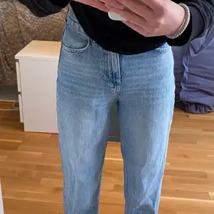 Jeans från Gina Tricot Premium Denim som bara är använda ett fåtal gånger men säljer eftersom de är för korta på mig. De är raka i modellen vilket inte riktigt framgår i bilden eftersom de är för små på mig.