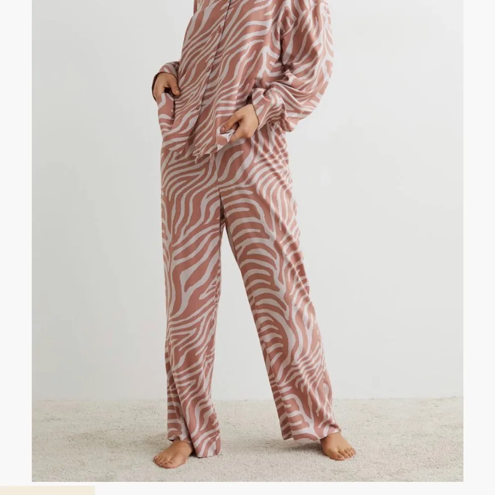 Zebramönstrade pyjamasbyxor, supersköna! Sparsamt använda så nästan nyskick. . Jeans & Byxor.