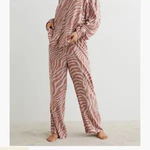 Zebramönstrade pyjamasbyxor, supersköna! Sparsamt använda så nästan nyskick. 