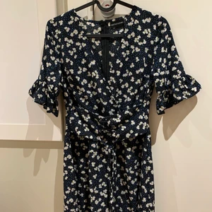 Klänning strl 36 - Blå/svart klänning med blommor från prettylittlething med korsett i midjan i storlek 36. Fint skick, aldrig använd 🌟