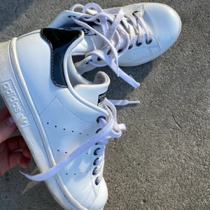 Stan Smith - Superfina Stan Smith-skor! Köpa för ca ett år sedan, lite för små i tån för mig så de har mest varit på hyllan😇