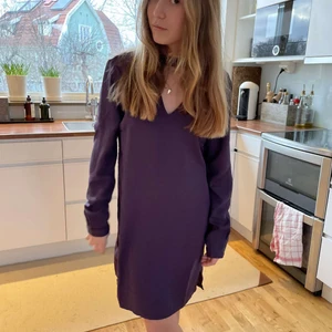 Klänning med cut-out - Vinröd/lila klänning med en så cool cut-out. Den liknar de populära topparna från zara! Så himla fint när man har på sig halsband och det syns genom ”hålet”.