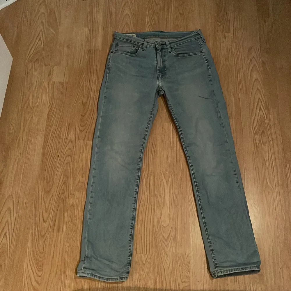 Ett par Levis jeans som är hyfsat bra skick. Använt ett par gånger och gillar dom men dom passar inte längre. Köpt för ca 1000 o säljs för 200 kr. Storlek W/31 och    L/32. Jeans & Byxor.