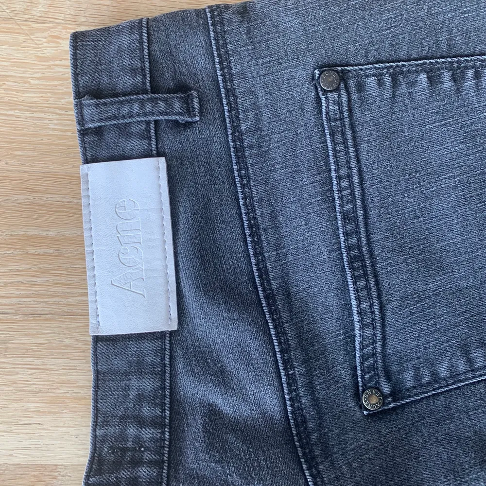 Svarta Acne max cash jeans i storlek 32/32 men skulle säga att de mer är 32/30. Nypris 2200. Jeans & Byxor.