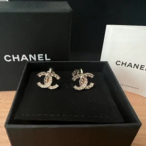 Äkta Örhängen chanel  - Skickas med box, kvitto.                 Silver