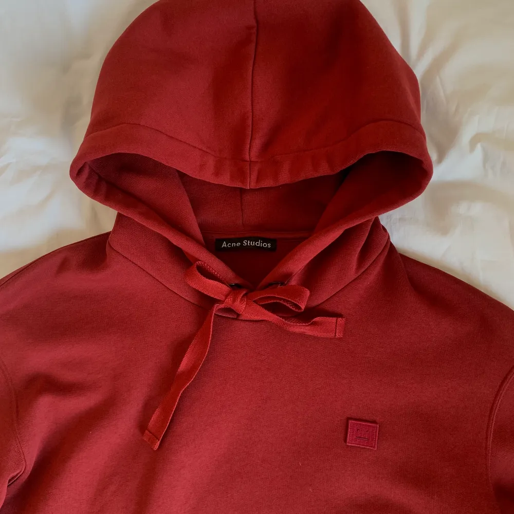 Sparsamt använd hoodie från Acnes Studios i en roströd färg. Strl L för en jättenajs baggy fit! Världens skönaste tröja ❤️✌️✌️ Nypris 2500kr. Funkar till tjej & grabb lika bra 😌😌. Hoodies.