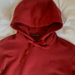 Sparsamt använd hoodie från Acnes Studios i en roströd färg. Strl L för en jättenajs baggy fit! Världens skönaste tröja ❤️✌️✌️ Nypris 2500kr. Funkar till tjej & grabb lika bra 😌😌