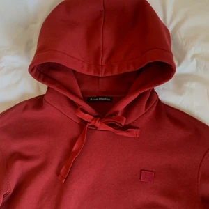Roströd Acne hoodie! - Sparsamt använd hoodie från Acnes Studios i en roströd färg. Strl L för en jättenajs baggy fit! Världens skönaste tröja ❤️✌️✌️ Nypris 2500kr. Funkar till tjej & grabb lika bra 😌😌