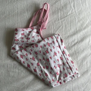 Söt topp - Supersöt brandy Melville liknande topp! Köpt här på plick! Står inte var den är från eller storlek men skulle säga att den passar XXS-M! 