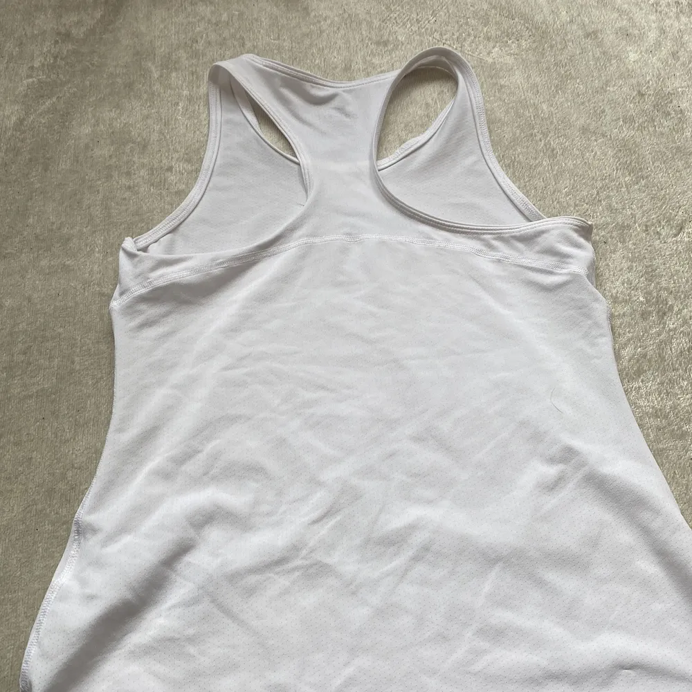 Nike sport tröja som är vitt aldrig använt för råka köpa 2 st och behöver bha 1. T-shirts.