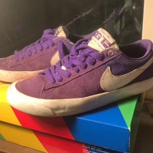 Nike sb - Nike sb rättså bra skick säljer för dom är jätte små storlek 36,5 skick 7/10 ny pris 800 säljer för 250kr