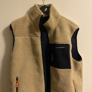 Helt ny väst - Aldrig använd 