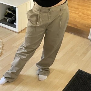 Levis byxor - Skitsnygga byxor som tyvärr inte sitter som jag hade velat. De är från Levis.  Notera detaljen på bakfickan, se bild 2-3, man kan antingen ha fickan knäppt ute på  eller inne i själva fickan. 