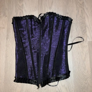 Korsett lila - En jättefin lila korsett som jag bara har testat två gånger men inte haft på mig länge då den inte passar. 