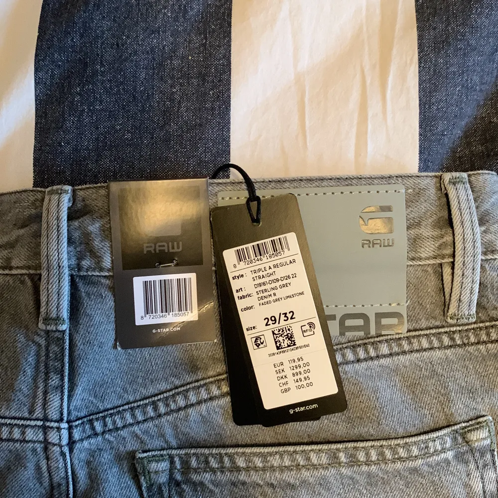 Sprillans nya och lapparna sitter kvar, köpte fel storlek och orkar inte skicka tillbaka, nypris 1500 mitt pris 1000kr storlek: 29 32. Jeans & Byxor.