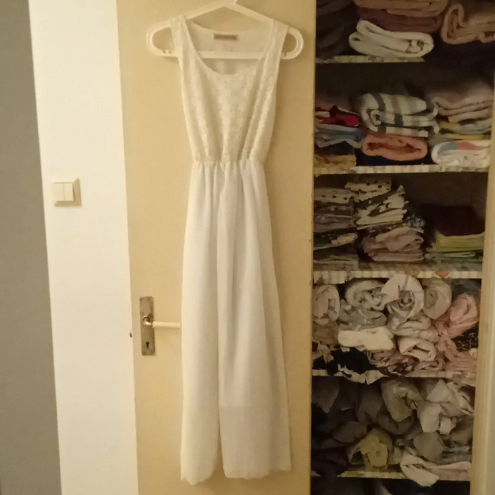 En vit klänning utan skador med skönt och stressigt material perfekt för studenten eller att gå ut och äta middag med familj och vänner . Klänningar.