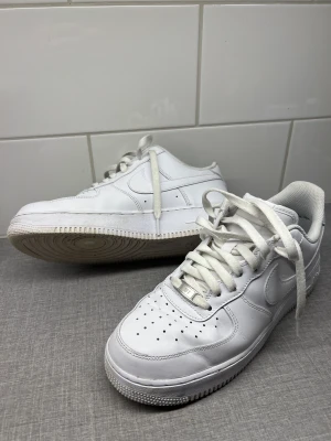 Nike air force 1 07 vit 42.5 - Endast 2 veckor gamla. Använda bara ett par gånger. Säljes pga för liten storlek och jag kan tyvärr inte lämna tillbaka ;(  Ett par Nike Air Force 1 07 i vit färg. Storlek 42.5 Har fler bilder, kan skicka som meddelade 