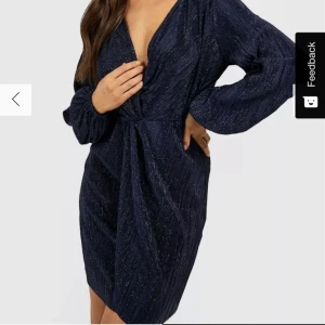 Klänning - Mörkblå, glittrig klänning, långärmad, st.38, helt oanvänd. Original pris 500kr