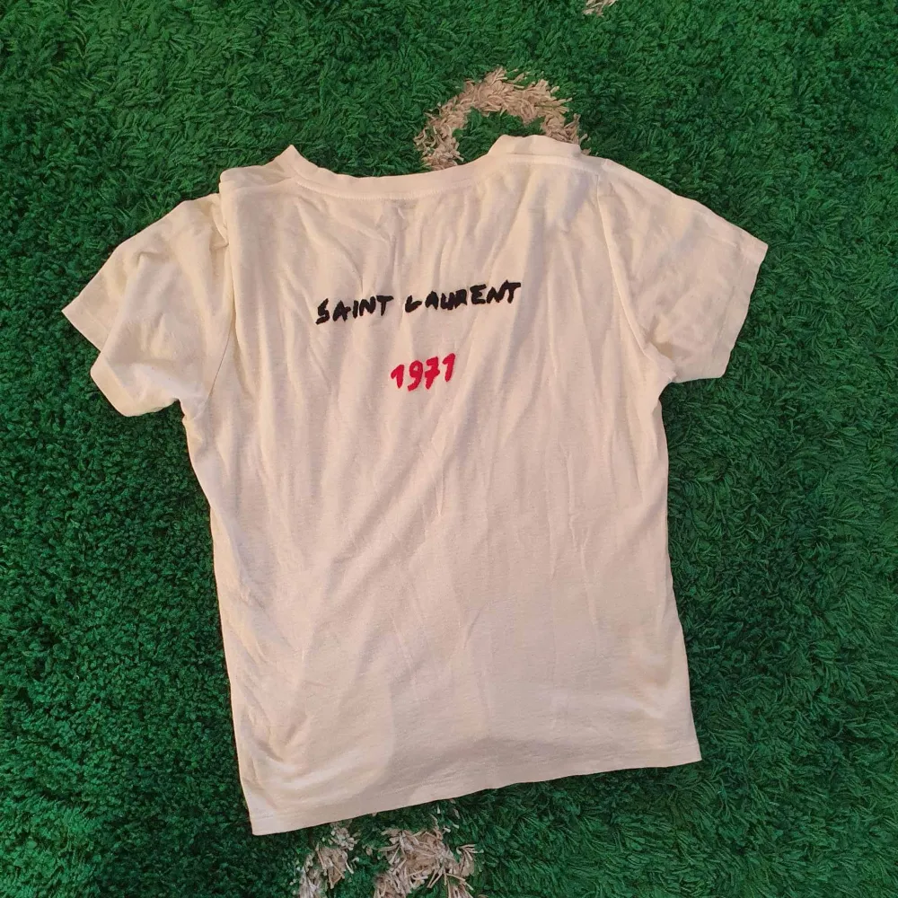 Vit Saint Laurent T-shirt med broderad text i Medium 8/10. T-shirts.