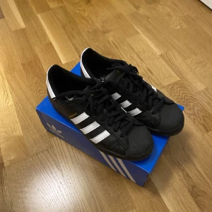 Adidas superstars  - Adidas superstars, mycket bra skicka. Andvända fåtal gånger. 